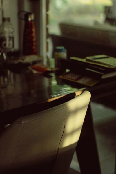 Mesa rustica de barril con botella de vino