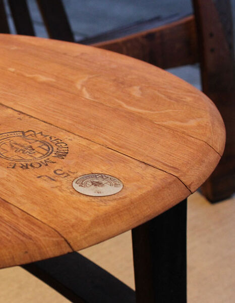 Mesa tipo bistro fabricada con barril de roble