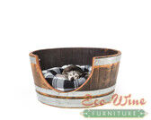 Cama para perro fabricada con barril de vino